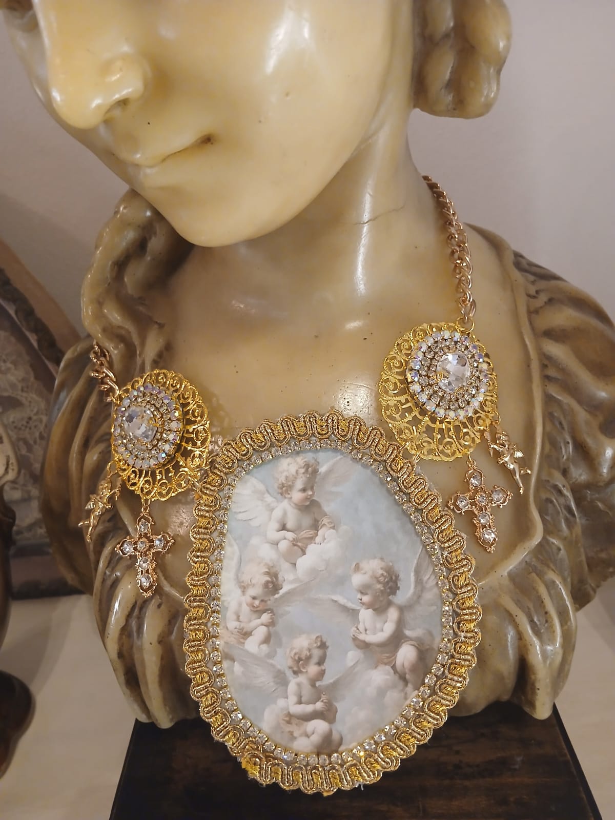 Elegante Collana con Medaglione Grande e Dettagli in Filigrana
